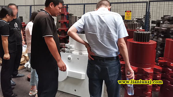 貴陽彭總開展刮板機(jī)配件業(yè)務(wù)，來我廠考察參觀！