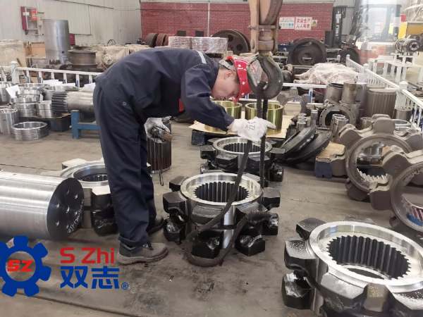 致敬每一位一線工人，堅(jiān)守崗位，兢兢業(yè)業(yè)。_河南雙志